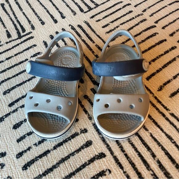 Crocs Kids Gray and Navy Sandals 5C - Picture 2 of 7